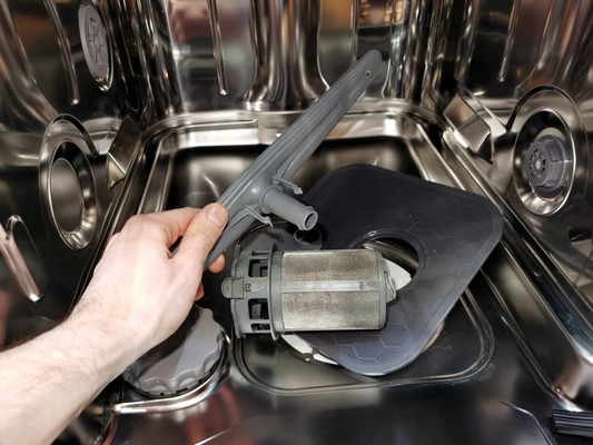 Чистка разбрызгивателя на посудомойной машине